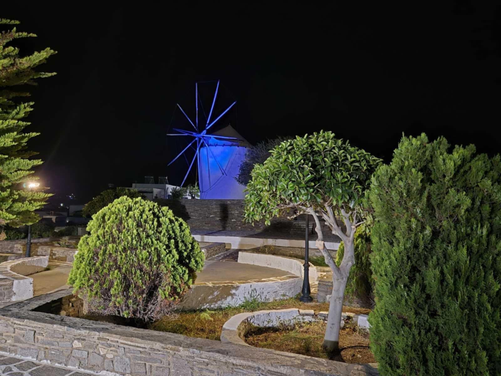 Ο Δήμος Πάρου φώτισε «μπλε» τον Μύλο στον λόφο της Αγίας Άννας δίπλα στο Δημαρχείο για την Παγκόσμια Ημέρα Ευχής