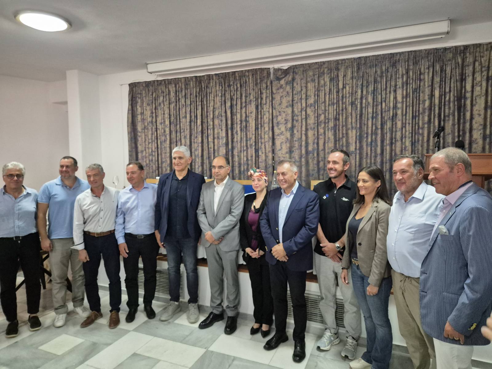 Επίσκεψη του Υπουργού Αθλητισμού Γιάννη Βρούτση και Ολυμπιονικών στην Πάρο – Ανακοινώθηκαν Σημαντικά Αθλητικά Έργα για το Νησί