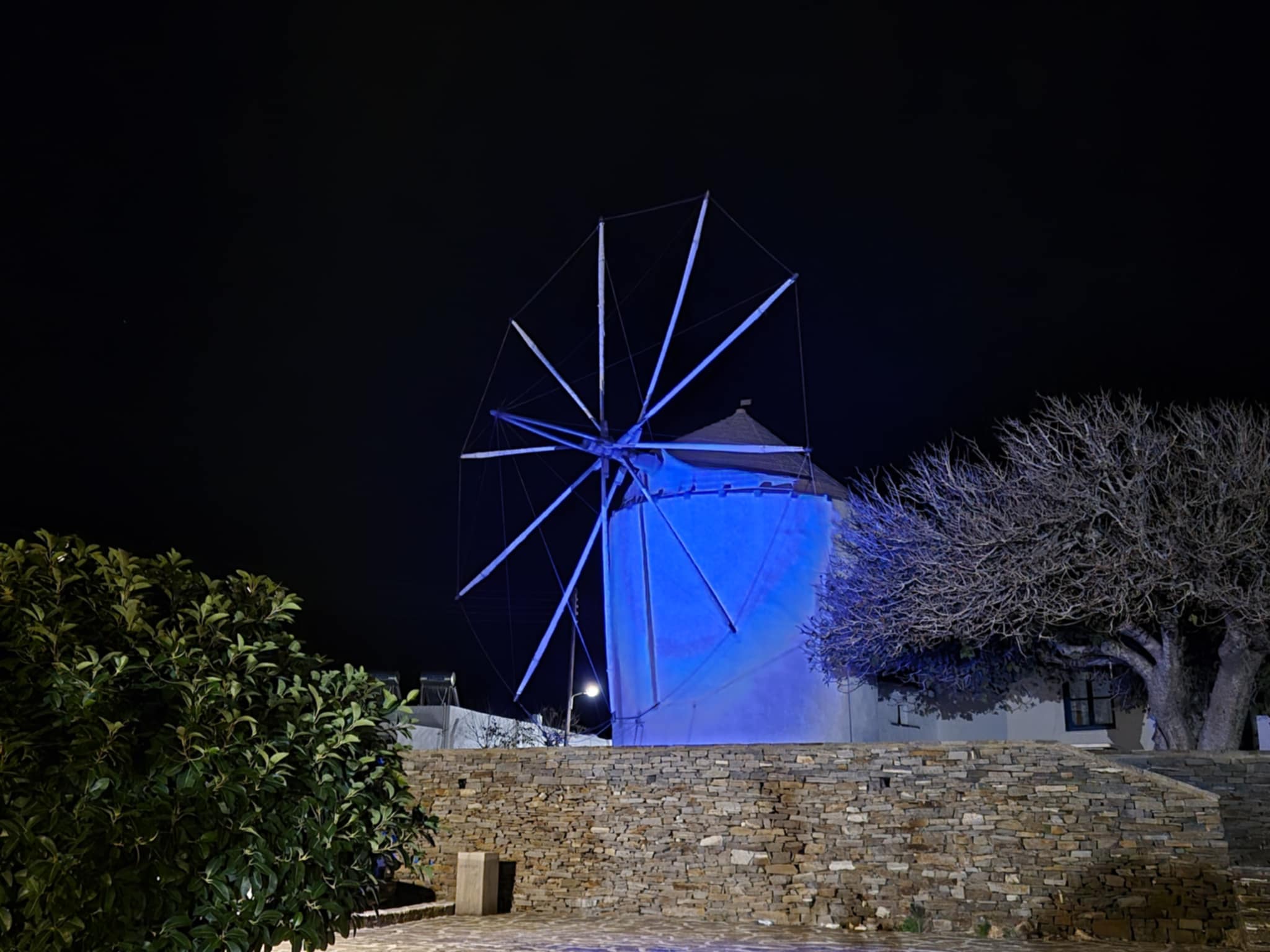 Φωταγώγηση του ανεμόμυλου στην Αγία Άννα για τα 30 χρόνια του «Χαμόγελου του Παιδιού»