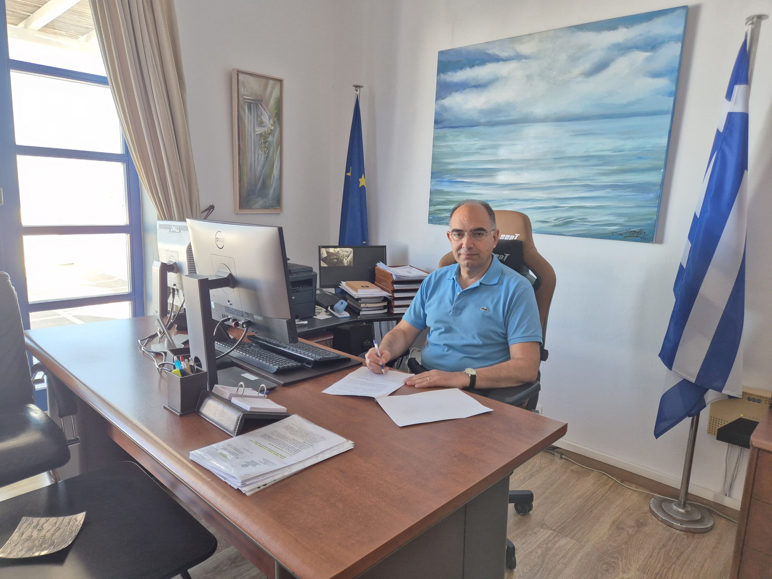 Υπογραφή Σύμβασης για την Προμήθεια και Τοποθέτηση Συνθετικού Τάπητα στα Γήπεδα Ποδοσφαίρου Λευκών και Νάουσας