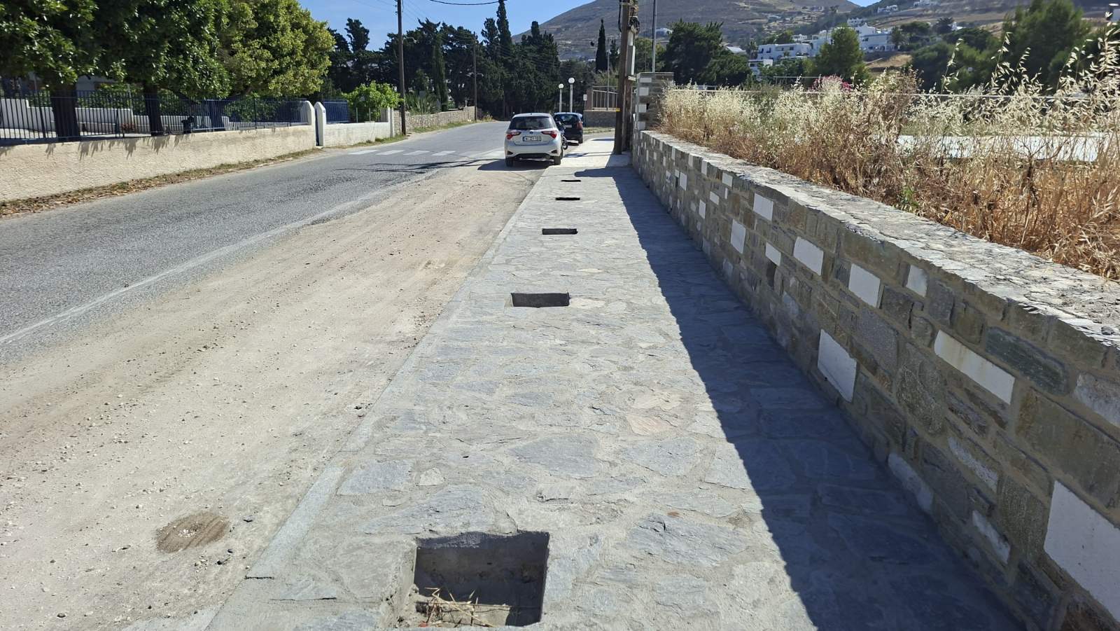 Ολοκληρώθηκαν οι πρώτες εργασίες κατασκευής πεζοδρομίων στην Παροικία